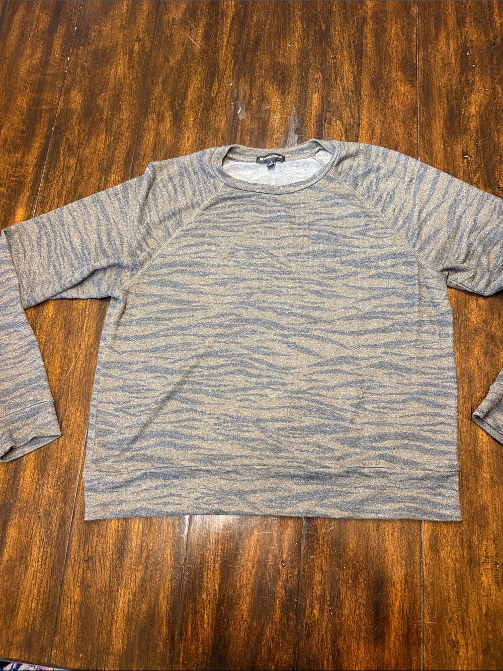 Beyond Yoga Womens Heathered Gray Crewneck with Subtle Wave Pattern